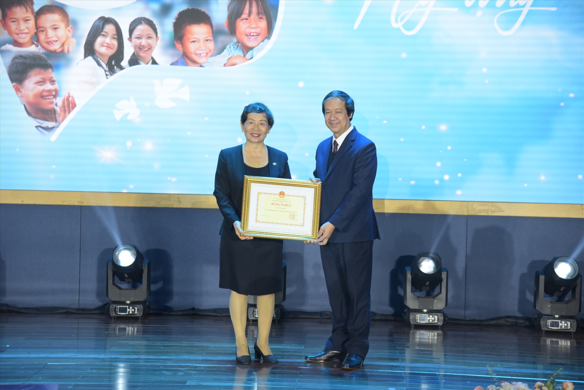 Bà Trương Thanh Thanh - Chủ tịch Hội đồng quản lý Quỹ nhận Bằng khen từ Bộ trưởng Bộ GD&ĐT Nguyễn Kim Sơn. Ảnh: Ban tổ chức