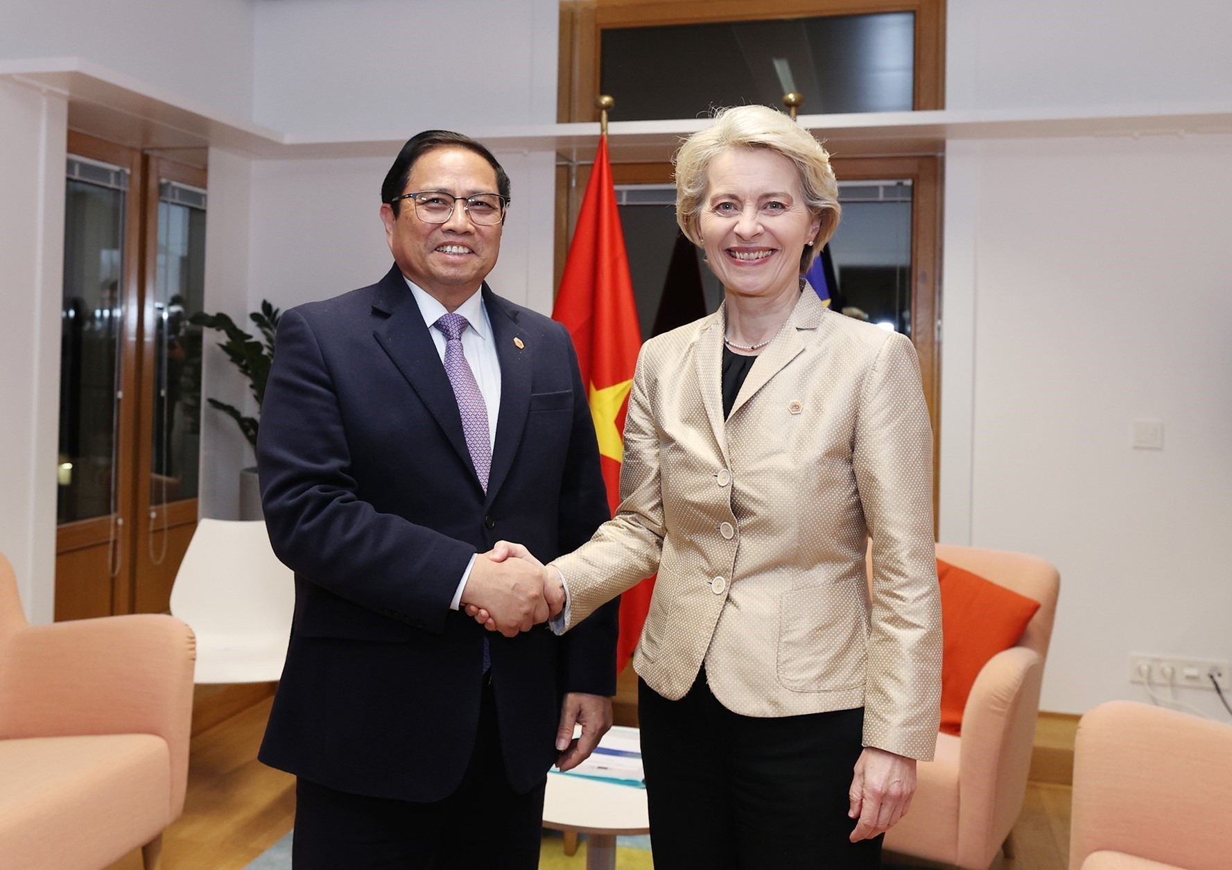 Thủ tướng Phạm Minh Chính gặp Chủ tịch Ủy ban Châu Âu (EC) Ursula von der Leyen nhân chuyến tham dự Hội nghị cấp cao kỷ niệm 45 năm quan hệ ASEAN - EU. Ảnh: TTXVN