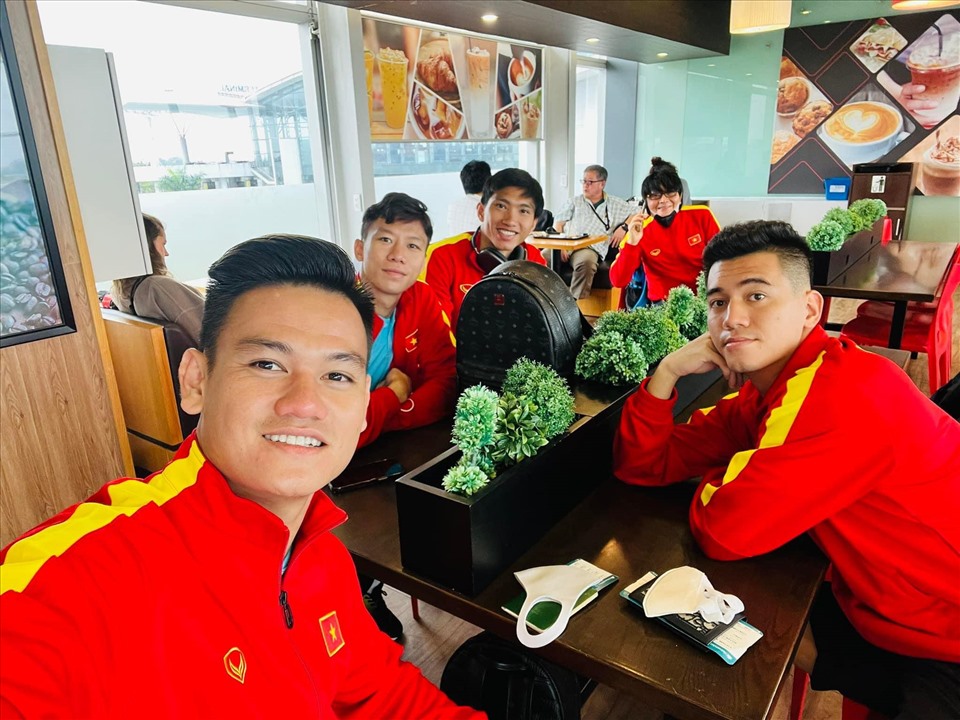 Các cầu thủ tuyển Việt Nam hào hứng trước khi lên đường dự AFF Cup 2022. Ảnh: FB Hồ Tấn Tài