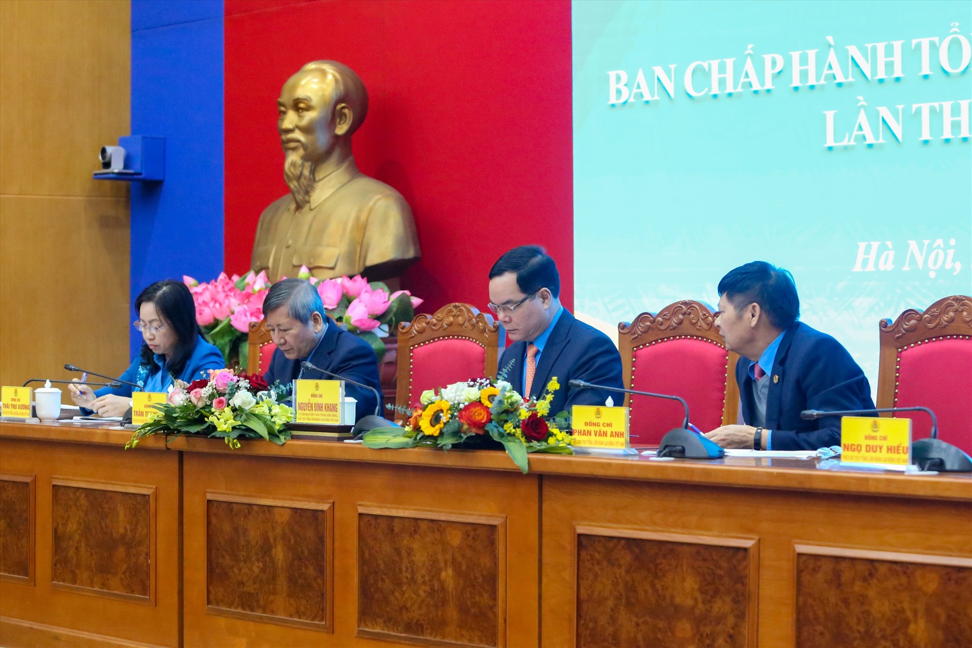 Thường trực Đoàn Chủ tịch Tổng Liên đoàn Lao động Việt Nam điều hành thảo luận tại hội trường. Ảnh: Bảo Hân