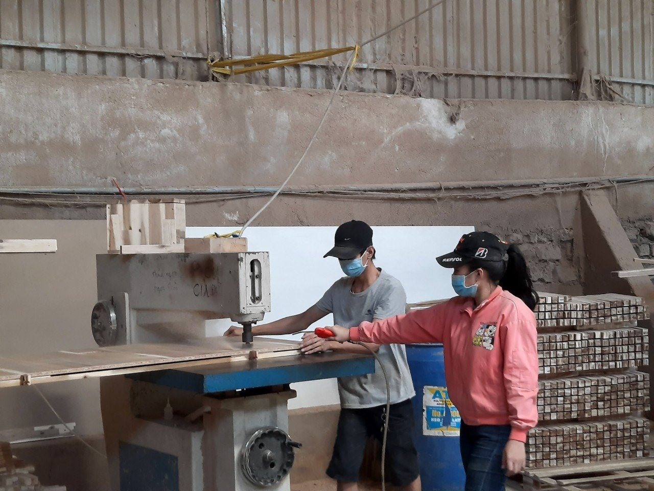 Người lao động ngành chế biến gỗ ở Đồng Nai bị ảnh hưởng do doanh nghiệp thiếu đơn hàng. Ảnh: Hà Anh Chiến