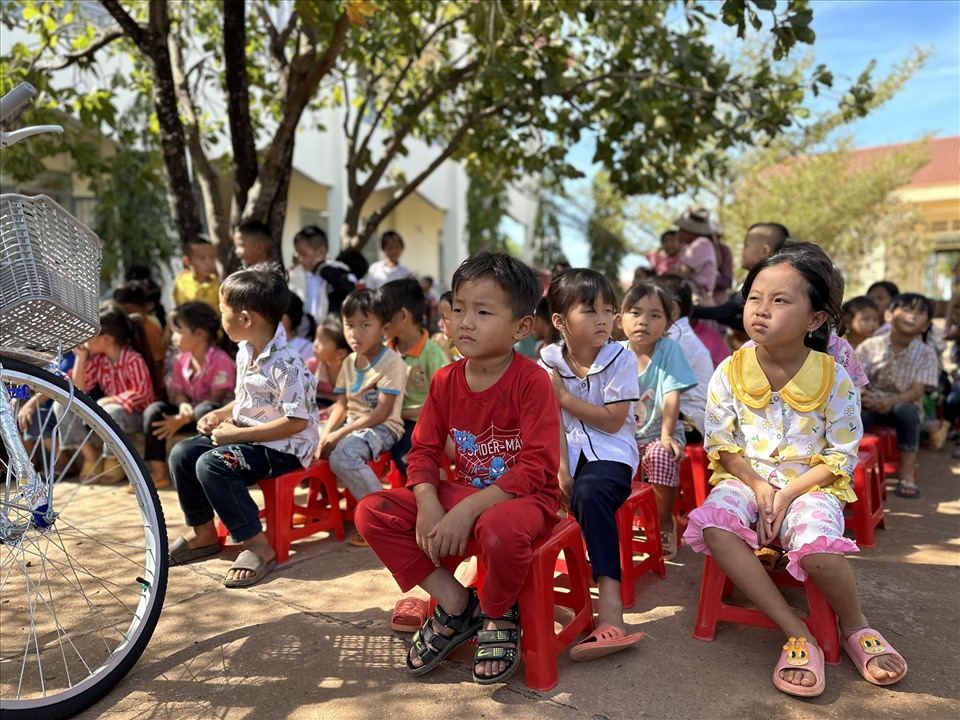 Nhiều em học sinh đang theo học ở trường tiểu học Lê Hồng Phong có hoàn cảnh hết sức khó khăn. Ảnh: Bảo Trung