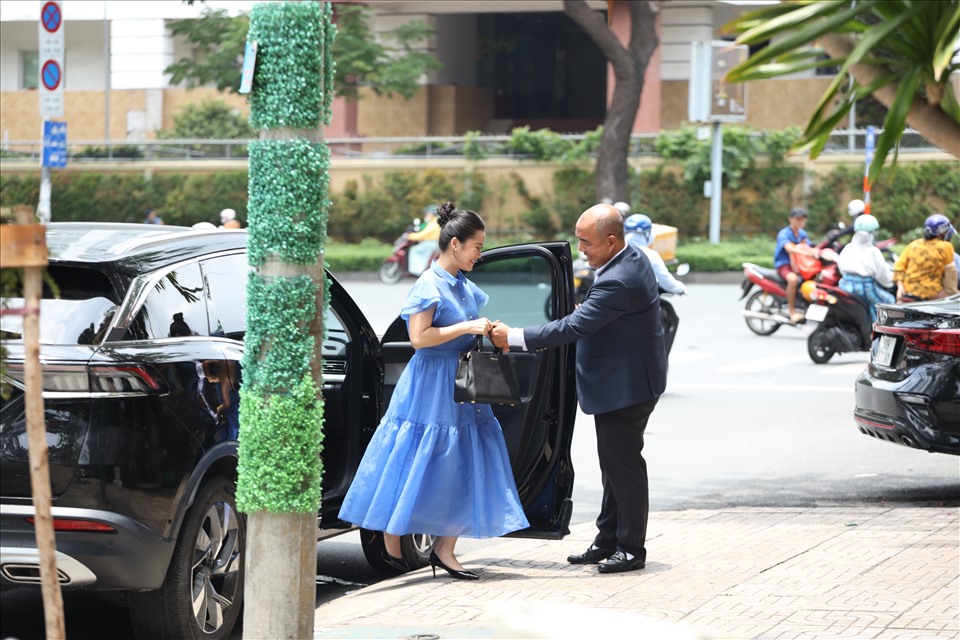Lâm Vỹ Dạ (váy xanh) tham gia dự án của chồng. Ảnh: Nhân vật cung cấp.