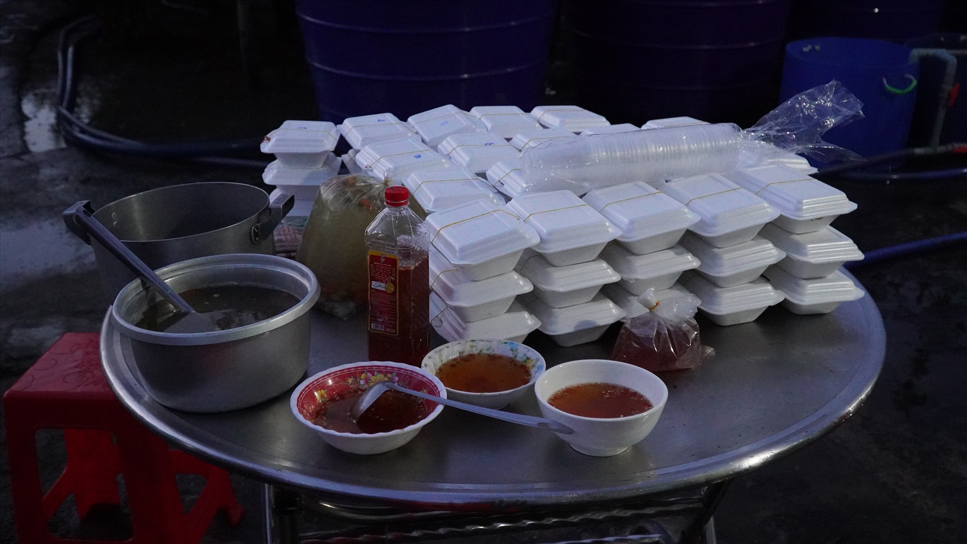 Những phần ăn, đồ uống đã chuẩn bị sẵn để những người đến giúp thu hoạch tôm lót dạ bữa sáng.