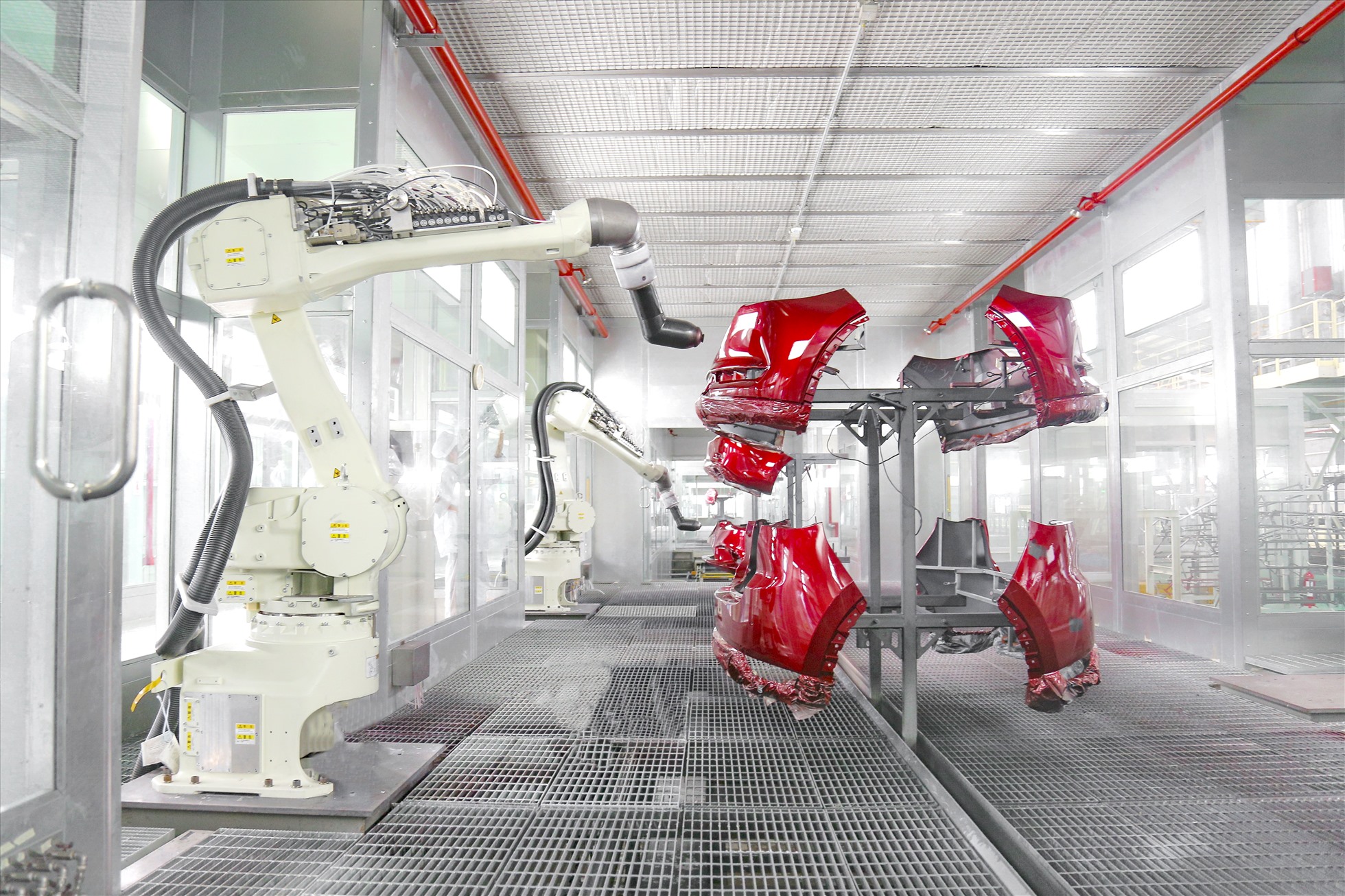 Robot sơn màu linh kiện nhựa tại khu công nghiệp Chu Lai. Ảnh Thaco