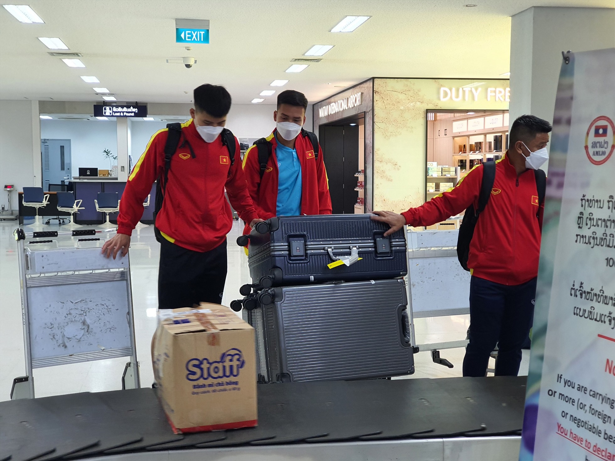 Đội tuyển Việt Nam di chuyển về khách sạn nghỉ ngơi và bước vào buổi tập đầu tiên lúc 16h00 trên sân tập phụ sân vận động quốc gia Lào. Ảnh: VFF