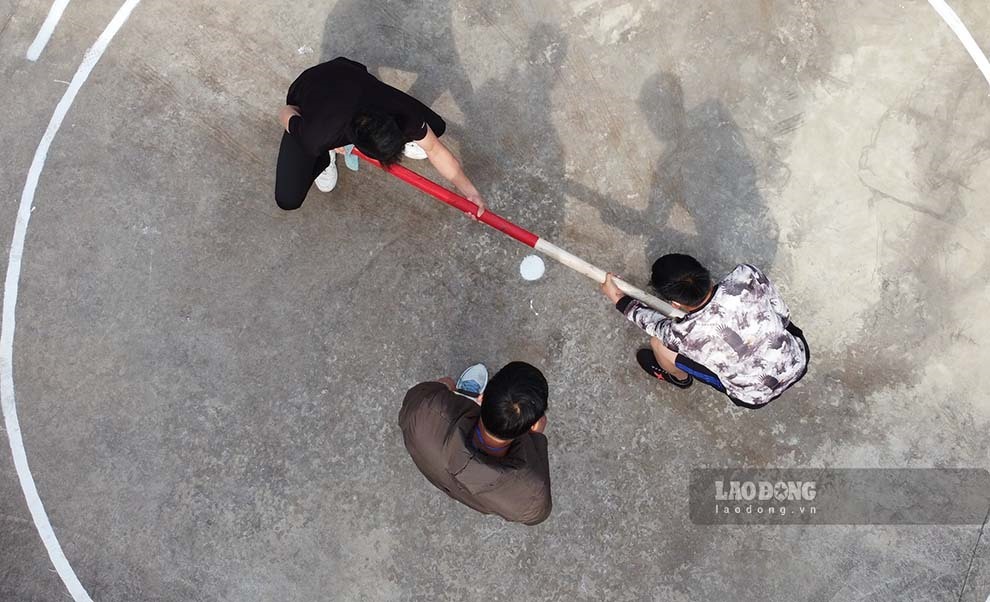 13 đội thi đại diện cho 13 thôn của xã Đồng Tâm tham gia thi các môn như đẩy gậy... Ảnh: Đoàn Hưng