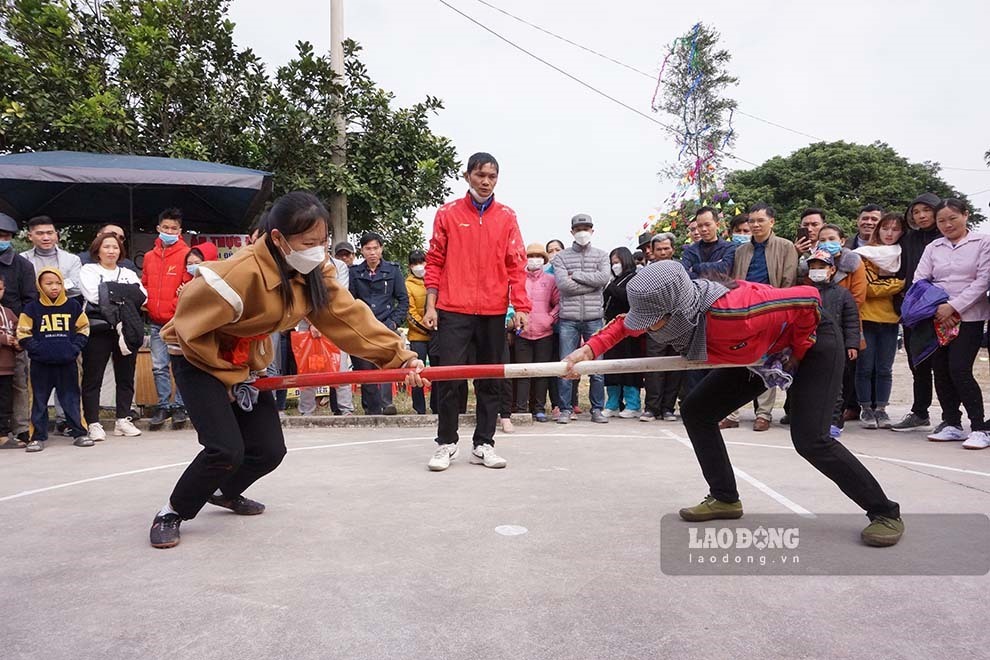 13 đội thi đại diện cho 13 thôn của xã Đồng Tâm tham gia thi các môn như đẩy gậy... Ảnh: Đoàn Hưng