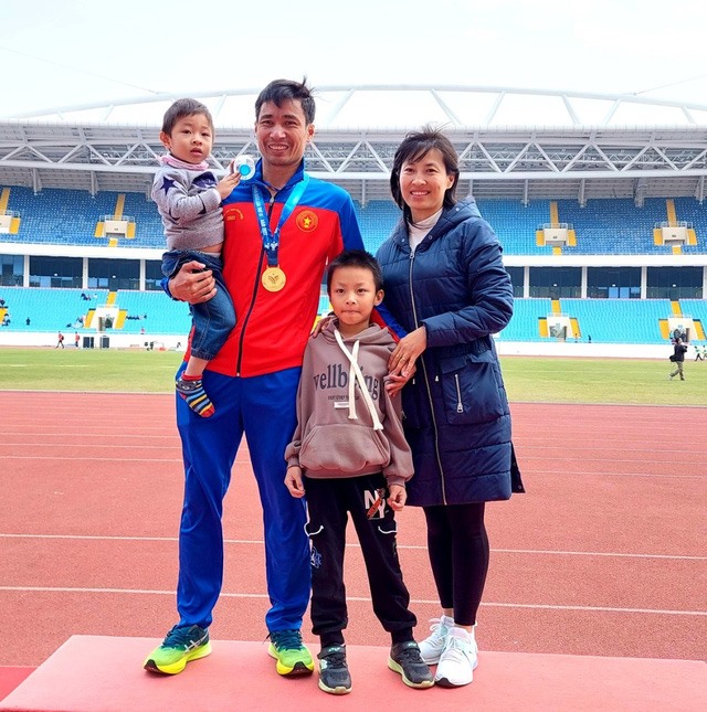Vận động viên Nguyễn Văn Lai giành huy chương vàng và phá kỷ lục cự ly 10.000m tại Đại hội Thể thao toàn quốc 2022. Ảnh: Khương Xuân