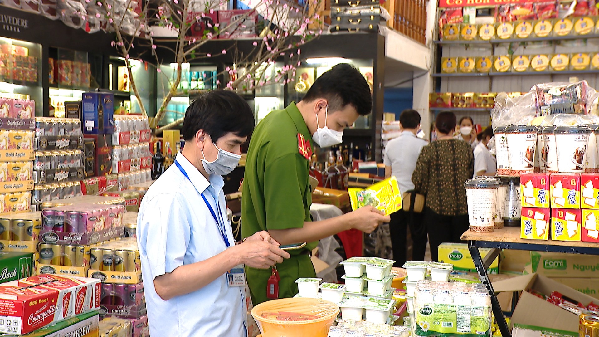 Kiểm tra các cơ sở kinh doanh thực phẩm trên địa bàn thành phố Ninh Bình. Ảnh: Diệu Anh