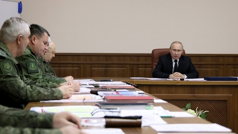 Tổng thống Vladimir Putin họp với các quan chức quân sự hàng đầu của Nga về chiến dịch ở Ukraina. Ảnh: Điện Kremlin