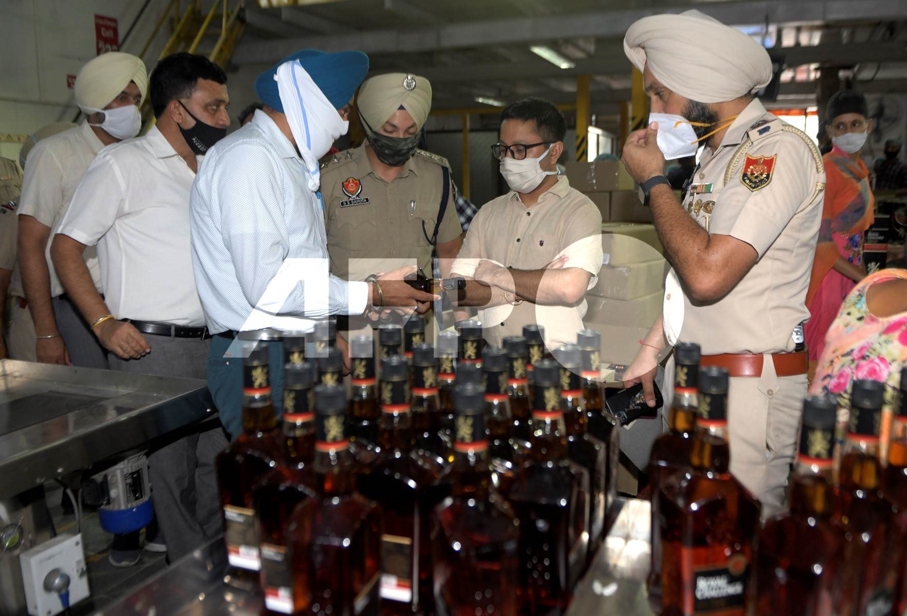 Lực lượng chức năng Ấn Độ kiểm tra chất lượng rượu tại một nhà máy sau vụ bê bối rượu lậu độc hại ở bang Punjab năm 2020. Ảnh: AFP
