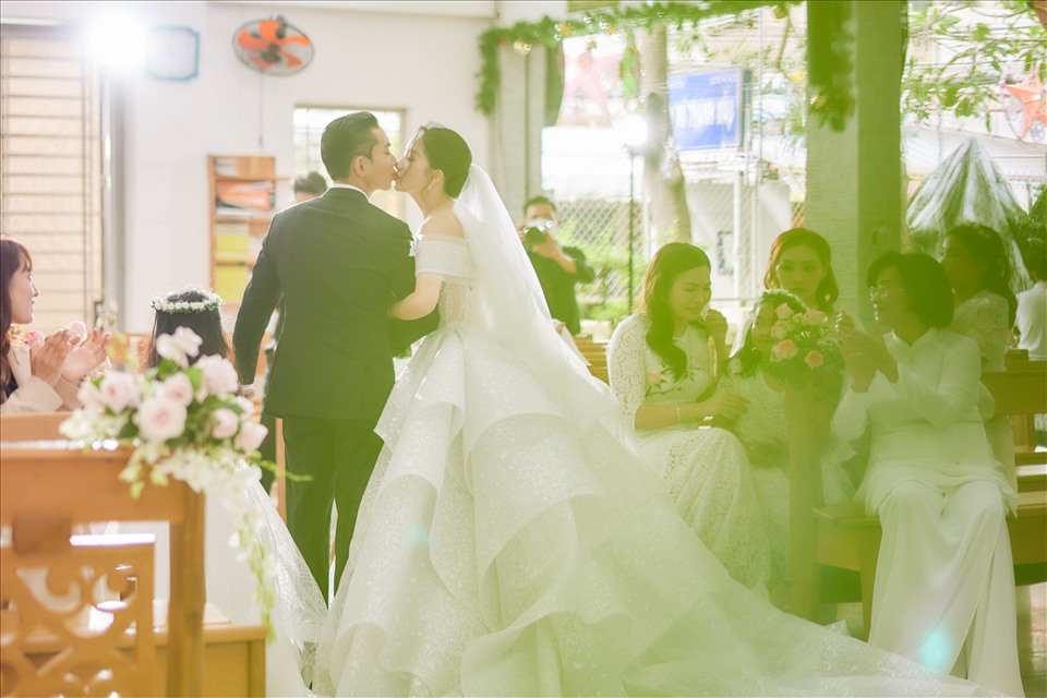 Khánh Thi dành tặng nụ hôn ngọt ngào cho ông xã trong hôn lễ tại nhà thờ. Ảnh: Dũng Alex