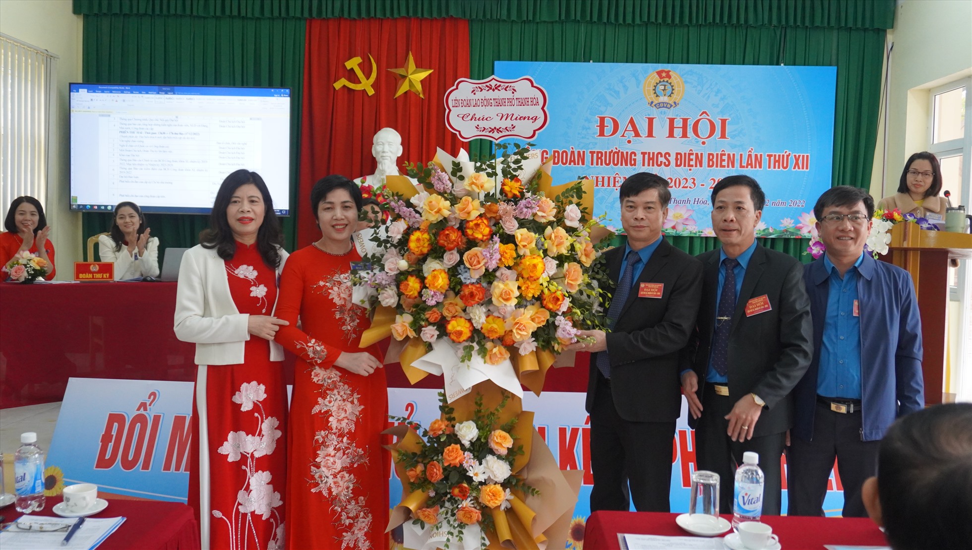 Lãnh đạo LĐLĐ TP.Thanh Hóa tặng hoa chúc mừng Đại hội Công đoàn Trường THCS Điện Biên. Ảnh: Quách Du