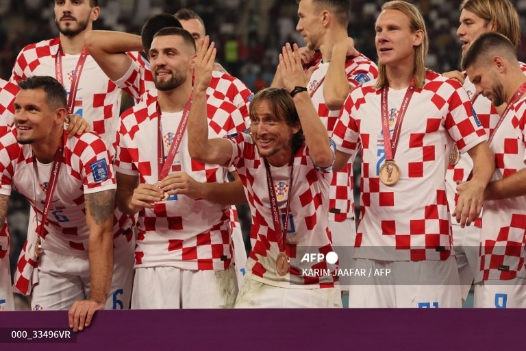 Luka Modric và các đồng đội nhận huy chương đồng. Ảnh: AFP