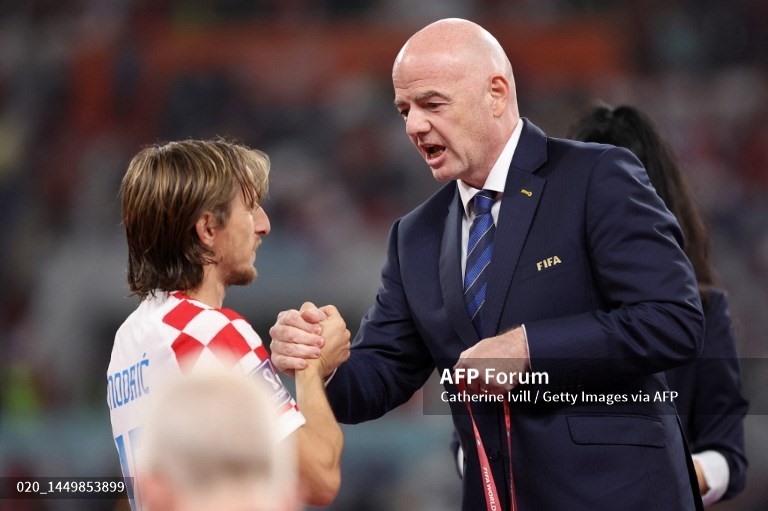 Luka Modric và các đồng đội nhận huy chương đồng. Ảnh: AFP