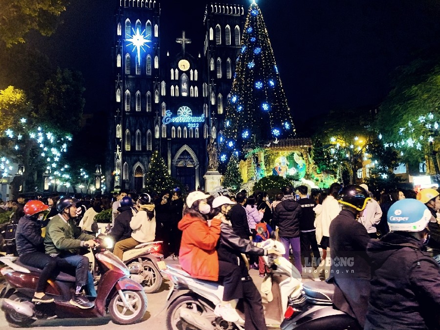 Còn tròn 1 tuần nữa mới đến Giáng sinh nhưng tối thứ Bảy (17.12), rất đông người dân và du khách đã có mặt tại Nhà thờ Lớn Hà Nội để tận hưởng bầu không khí vui vẻ, náo nhiệt tại đây.