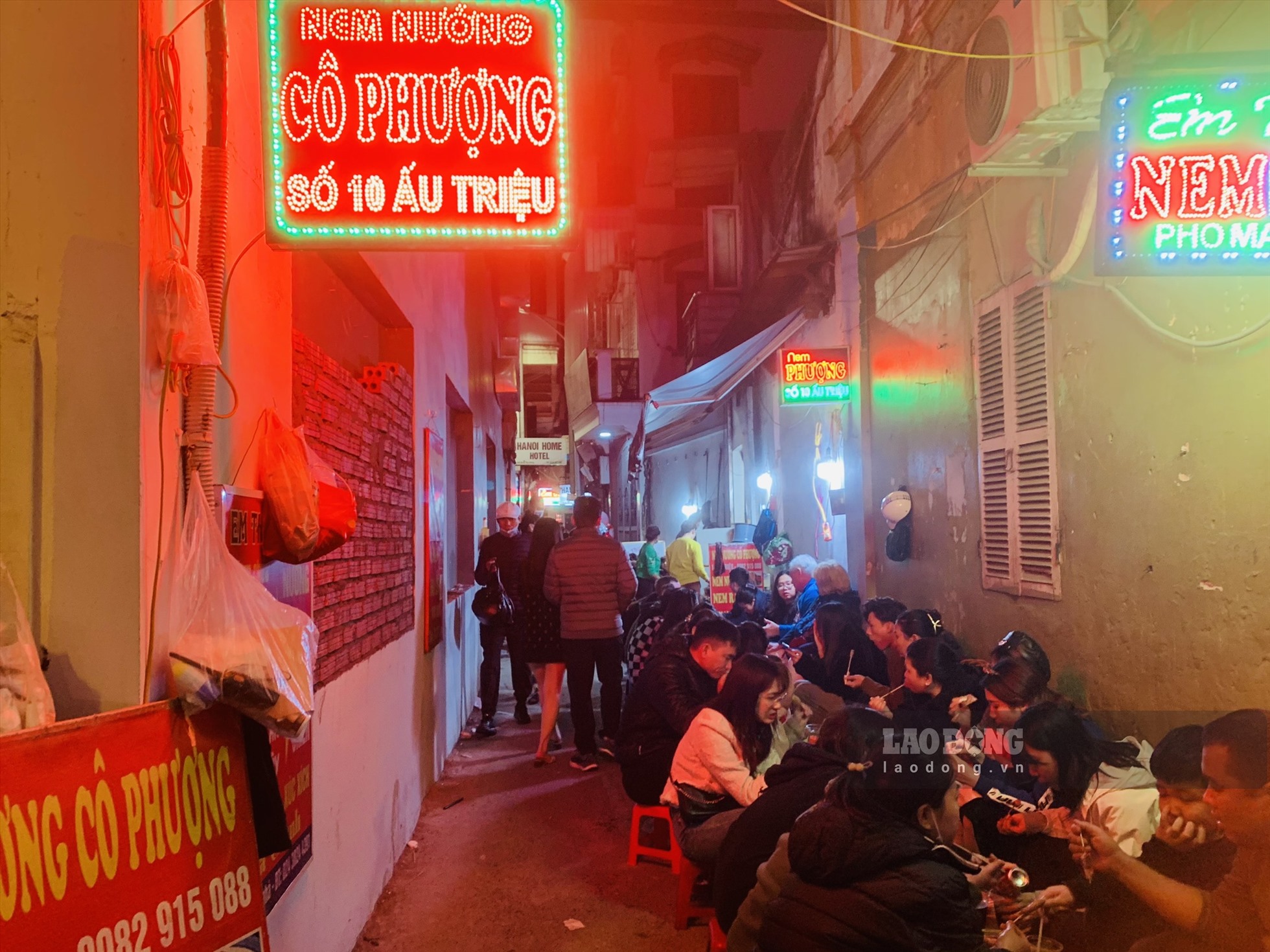 Xung quanh, khu vực hàng quán chật ních người. Ở con ngõ nhỏ gần Nhà thờ Lớn, nhiều người phải xếp hàng chờ có chỗ ngồi và được phục vụ.