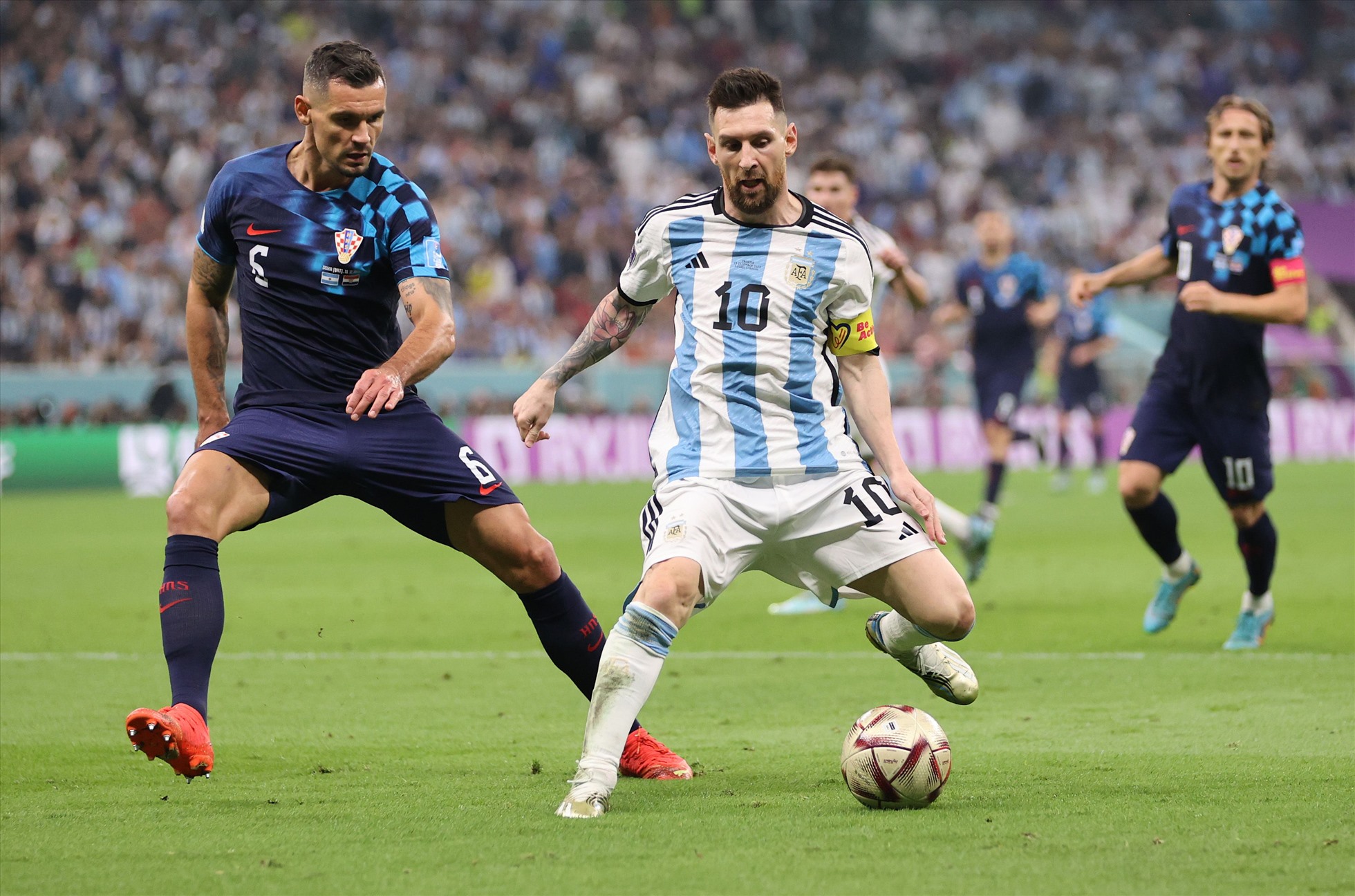 Không hề đơn giản khi theo kèm Messi. Ảnh: AFP