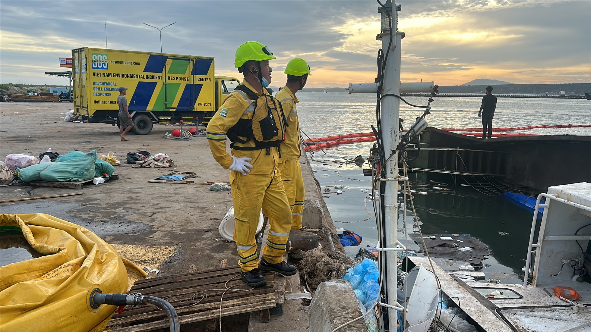 Còn tại cầu cảng, 4 nhân viên Trung tâm Ứng phó sự cố môi trường Việt Nam (ƯPSCMT) vẫn chia ca túc trực hiện trường 24/24.