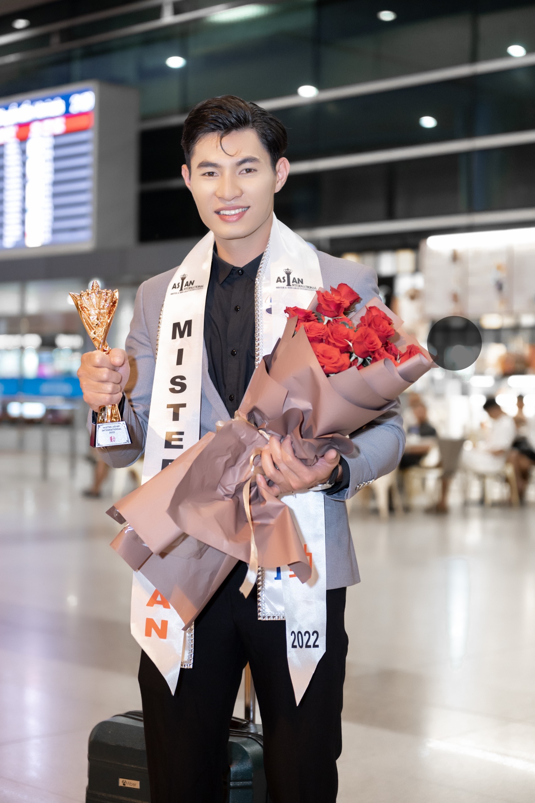 Á vương Phạm Văn Quốc xuất hiện giản dị tại sân bay Tân Sơn Nhất trong trang phục vest lịch lãm. Anh bày tỏ niềm hạnh phúc, vui mừng khi gặp lại người thân, bạn bè sau hơn nửa tháng chinh chiến nơi xứ người.