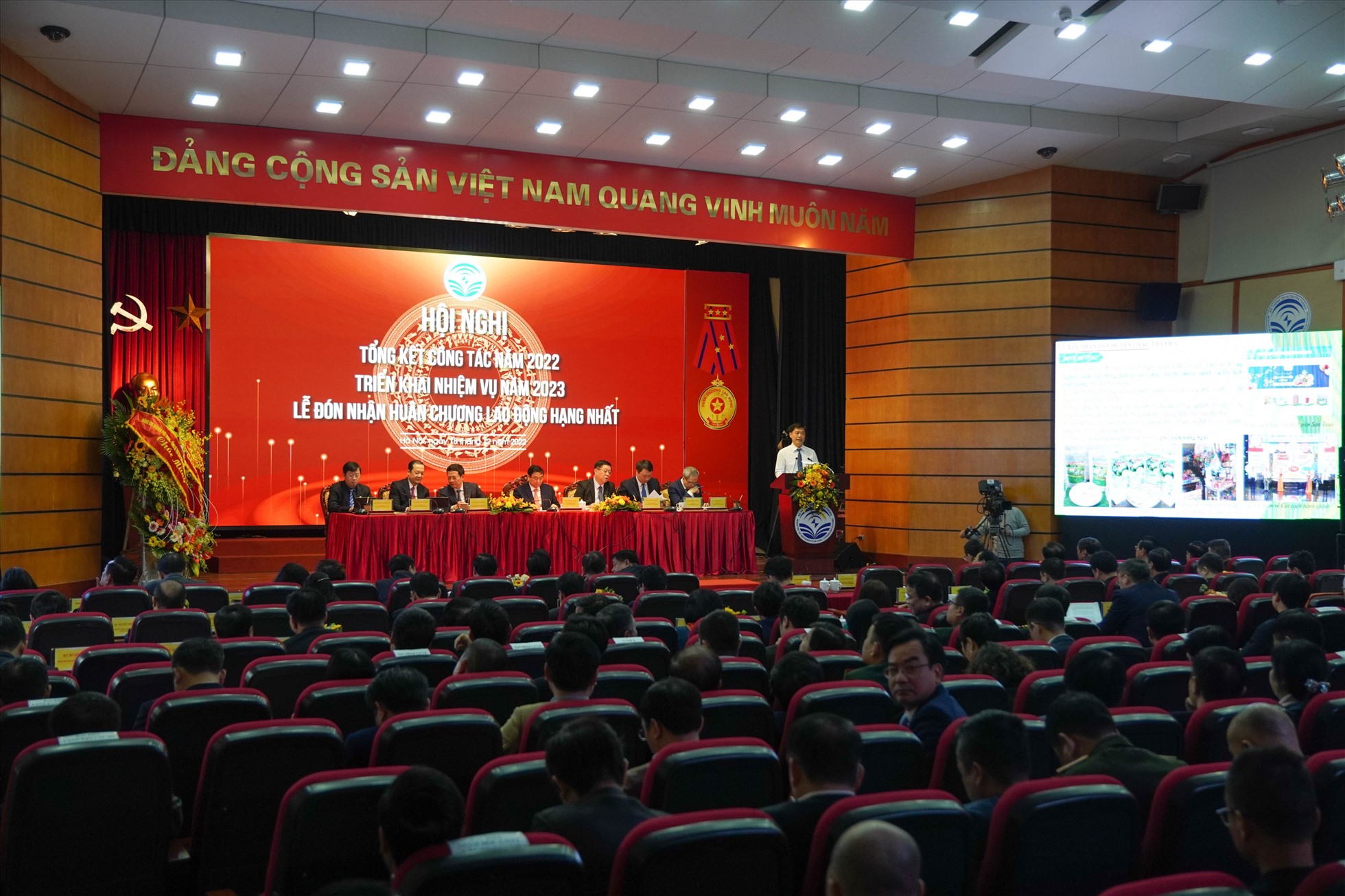 Sáng 18.12, tại Hà Nội, Thủ tướng Phạm Minh Chính dự Hội nghị tổng kết công tác năm 2022 và triển khai nhiệm vụ năm 2023 của Bộ Thông tin và Truyền thông và Lễ đón nhận Huân chương Lao động hạng Nhất.