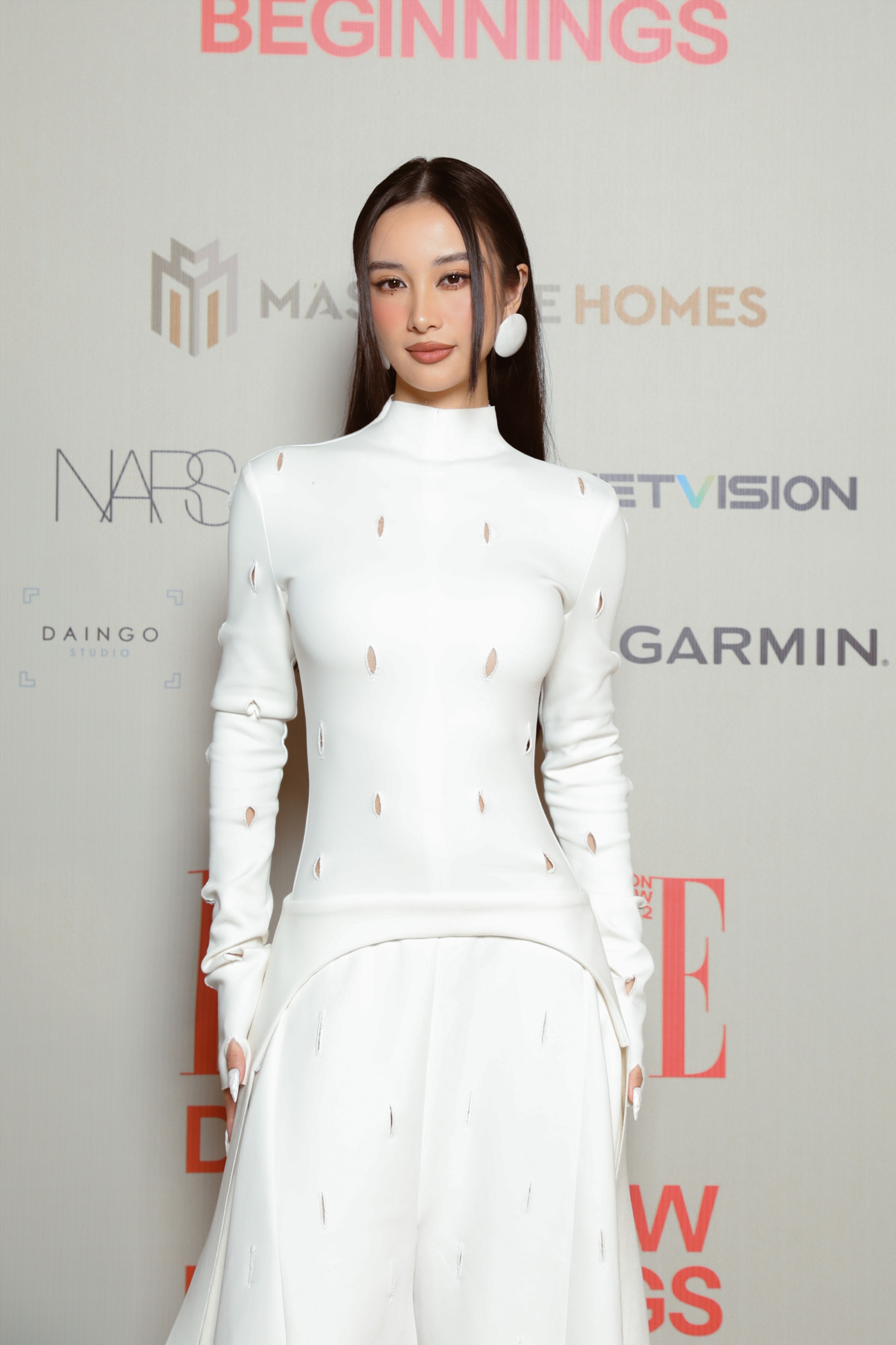 Nữ diễn viên Jun Vũ trong thiết kế áo bodysuit cut - out đa chi tiết, kết hợp form quần ống rộng cùng điểm nhấn dây nối cạp tinh tế. Ảnh: Nhân vật cung cấp