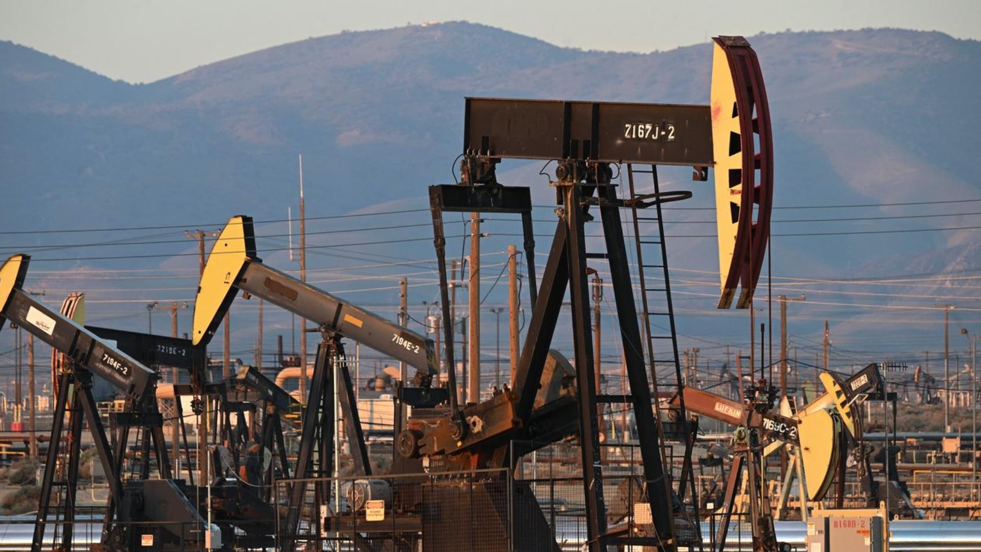 Giá dầu thế giới tăng mạnh trong tuần qua. Ảnh: AFP