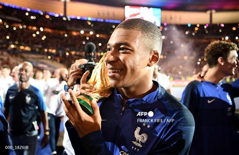 Ở tuổi 23, Mbappe đang chinh phục cả thế giới.  Ảnh: AFP