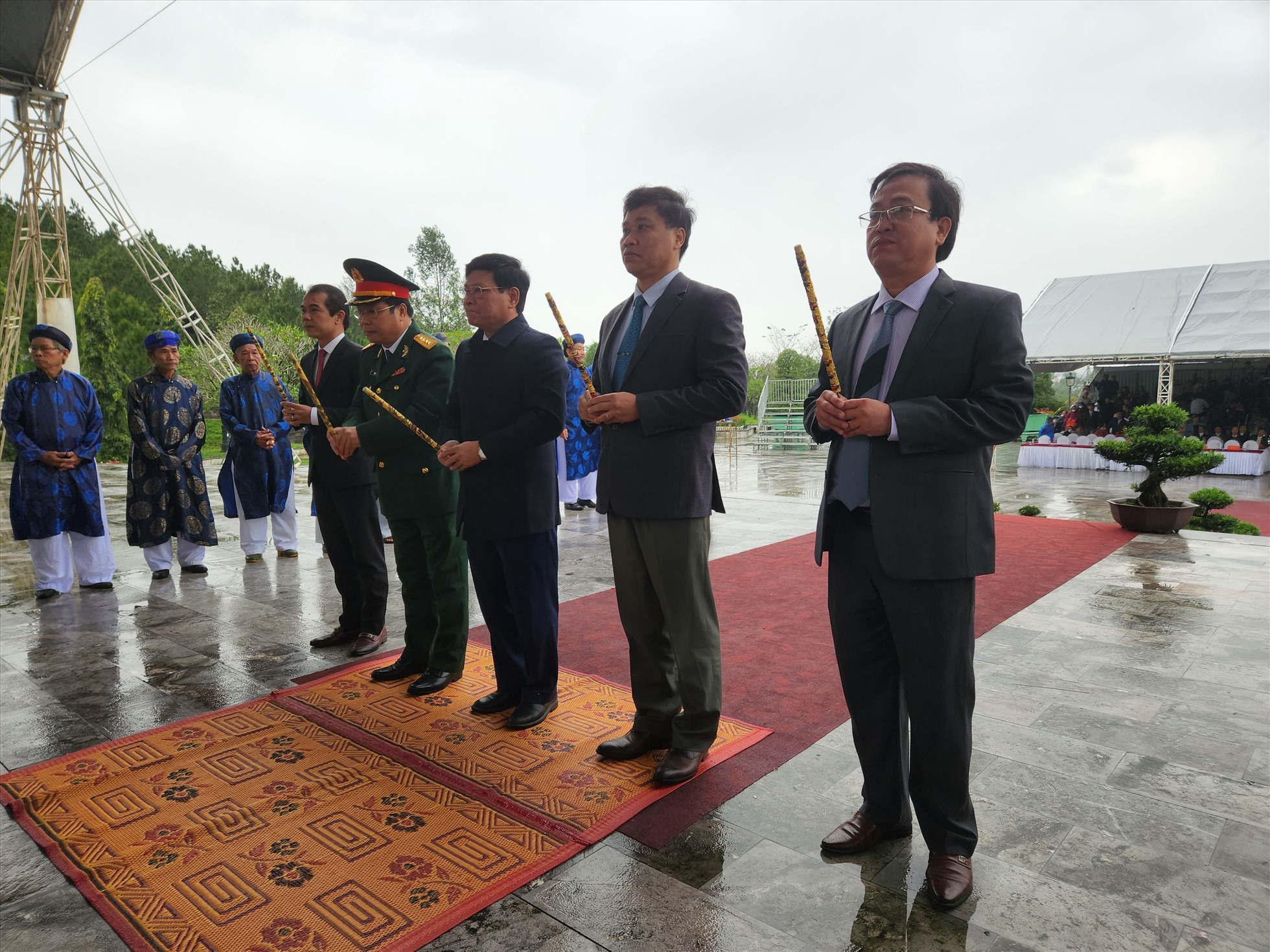 Lãnh đạo tỉnh, TP. Huế dâng hương tại tượng đài Quang Trung. Ảnh: Hoàng Hải.