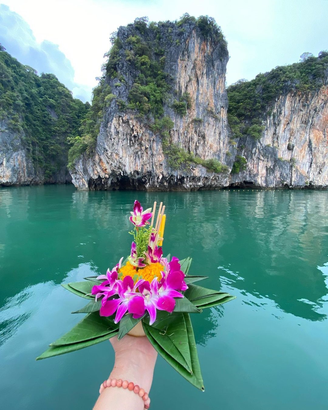 Thả hoa đăng trên vịnh Phang Nga. Ảnh: @thetravellingswan
