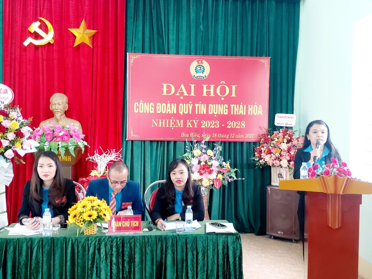 Bà Phan Thị Thanh Thủy - Chủ tịch LĐLĐ thị xã Thái Hòa phát biểu tại đại hội. Ảnh: Thùy Linh