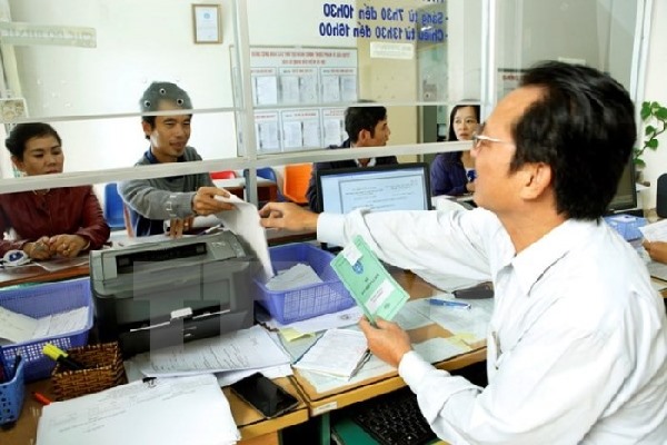Người lao động chốt sổ bảo hiểm xã hội để nhận lương hưu. Ảnh minh hoạ: BHXH Việt Nam.