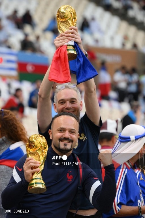 Những khán giả của Argentina và Pháp khiến bầu không khí sôi động. Ảnh: AFP