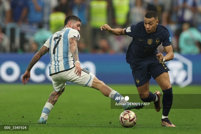Mbappe hoàn toàn bị chia cắt với các vệ tinh xung quanh.  Ảnh: AFP