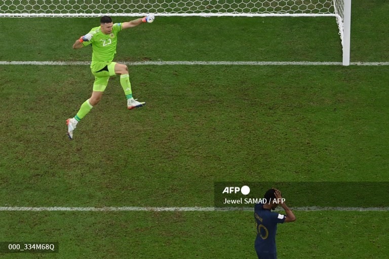 Thủ thành Martinez đã chơi xuất sắc trong loạt luân lưu. Ảnh: AFP