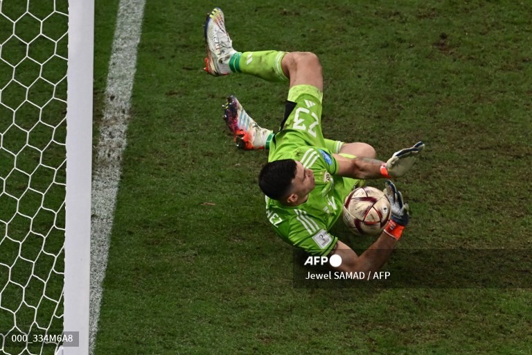 Thủ thành Martinez đã chơi xuất sắc trong loạt luân lưu. Ảnh: AFP