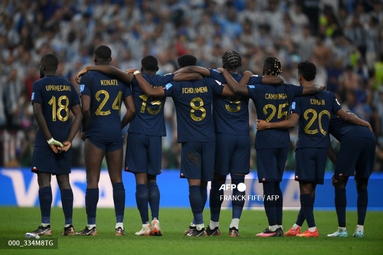 Cảm xúc trái ngược của các cầu thủ Argentina và Pháp. Ảnh: AFP