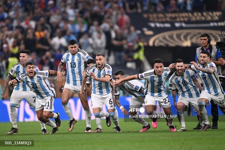Cảm xúc trái ngược của các cầu thủ Argentina và Pháp. Ảnh: AFP