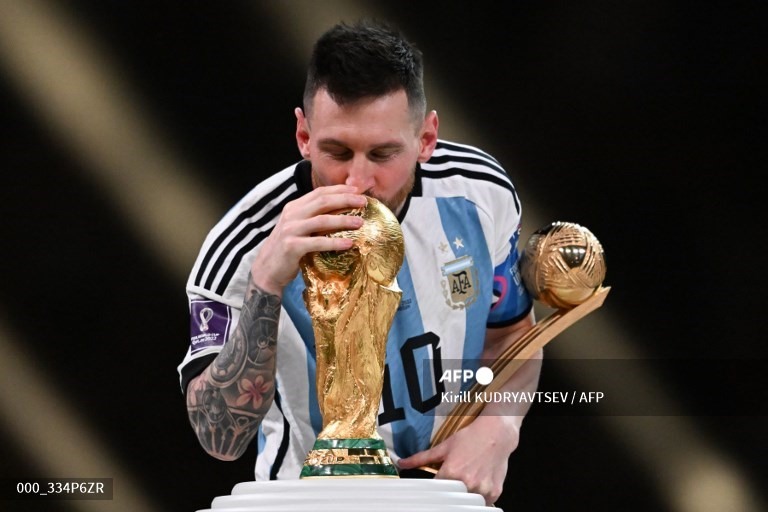 Khoảnh khắc Messi hôn lên cúp vô địch. Ảnh: AFP