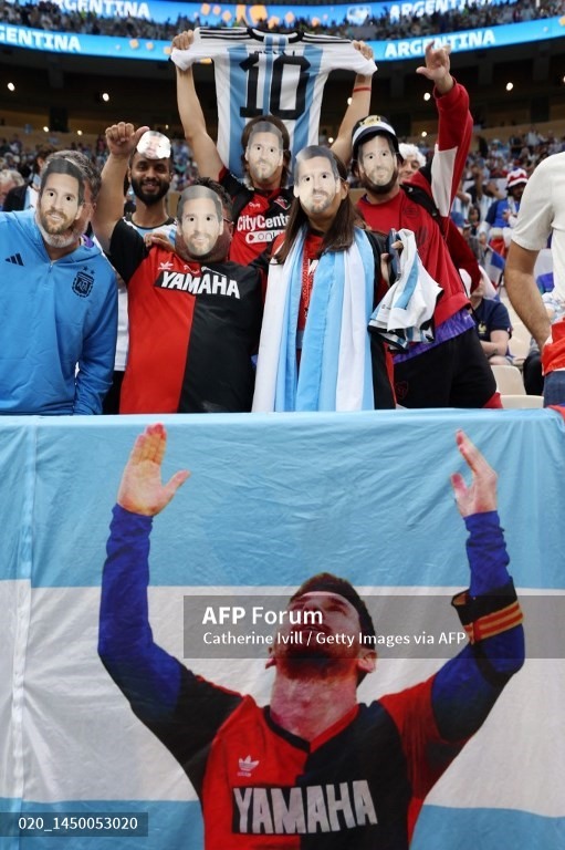 Những khán giả của Argentina và Pháp khiến bầu không khí sôi động. Ảnh: AFP