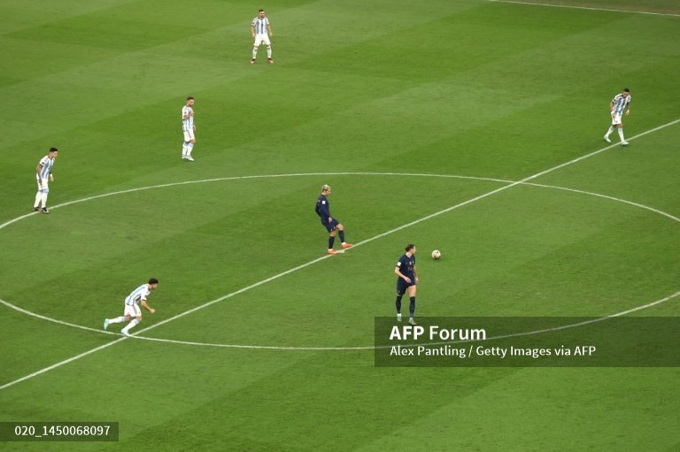 Tuyển Pháp giao bóng trước. Ảnh:m AFP