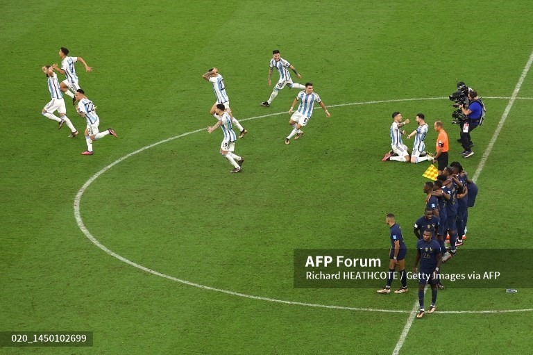 Cảm xúc trái ngược của các cầu thủ Argentina và Pháp. Ảnh: AFP