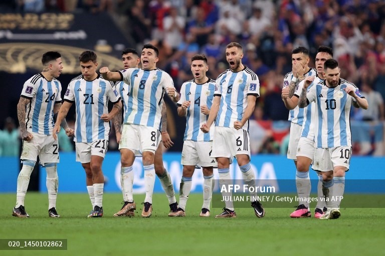 Cảm xúc trái ngược của các cầu thủ Argentina và Pháp. Ảnh: AFP