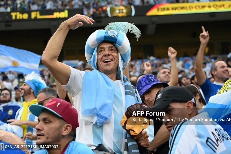 Những khán giả của Argentina và Pháp khiến bầu không khí sôi động. Ảnh: AFP
