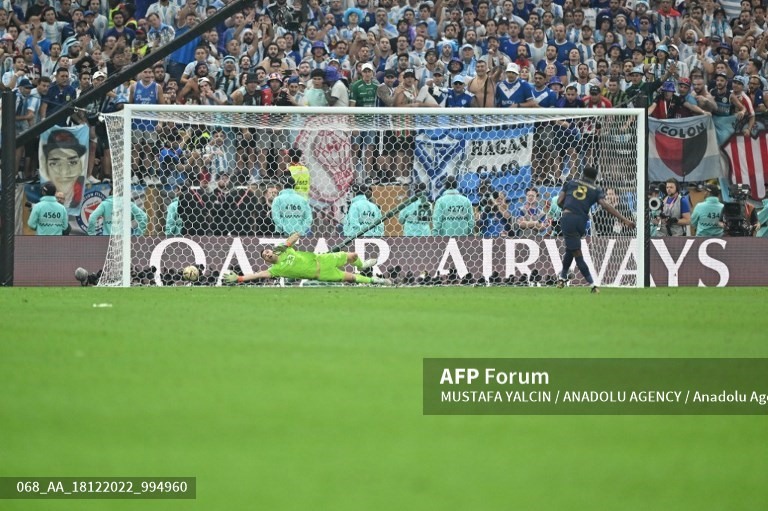 Cảm xúc trái ngược của các cầu thủ Argentina và Pháp. Ảnh: AFP