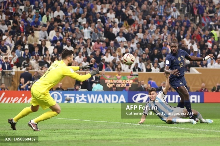 Tình huống nỗ lực của Julian Alvarez.  Ảnh: AFP