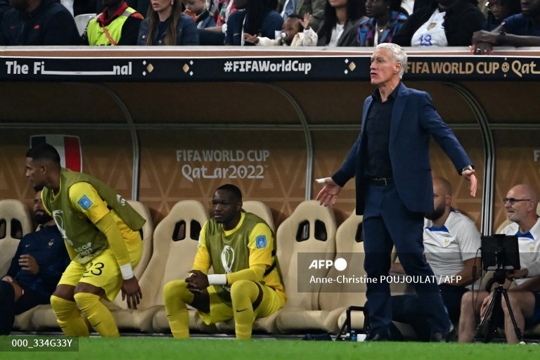 Huấn luyện viên Deschamps không thể giữ được sự bình tĩnh ở ngoài đường pitch.  Ảnh: AFP