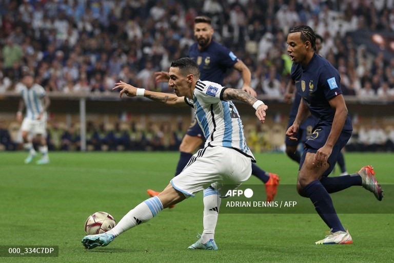 Argentina tấn công chủ yếu ở hành lang cánh do Di Maria trấn giữ.  Ảnh: AFP
