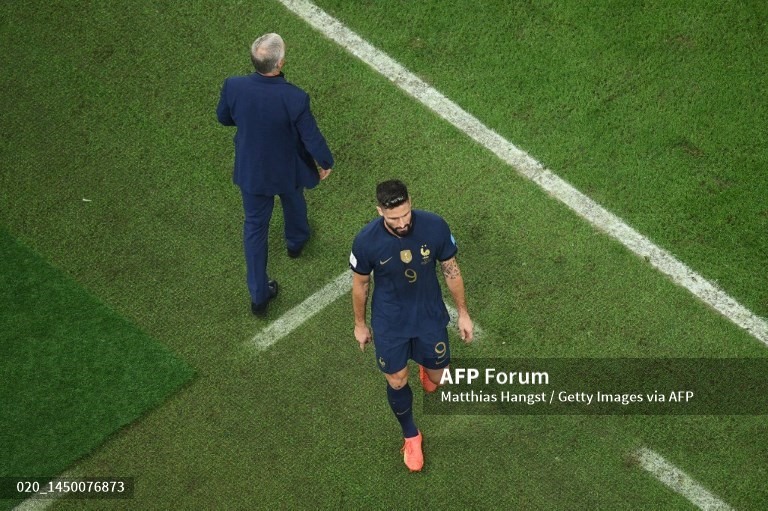 Giroud rời sân trong sự thất vọng.  Ảnh: AFP